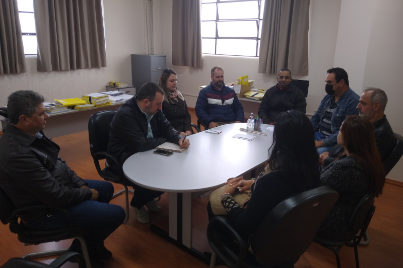 Vereador e moradores do Residencial Fazenda Itapema se reúnem com secretário de Urbanismo