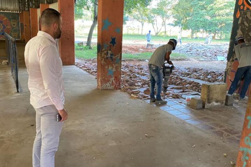 Vereador Betinho Neves visita obras de Centro Comunitário