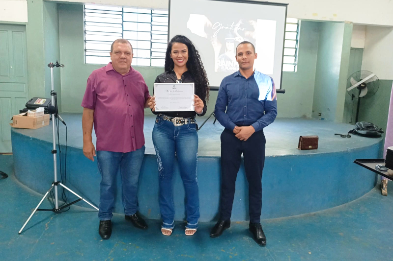 Vereador Adir Almeida entrega moção a Rainha do Limeira Rodeo Music