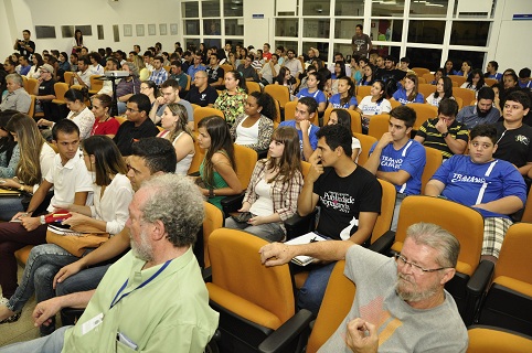 Cerca de 200 pessoas participaram do debate Mídia e Ditadura Militar no Brasil