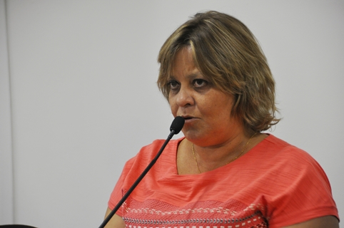 Prof.ª Érika Monteiro (PT) indica o conserto das cestas de basquete do Parque Cidade