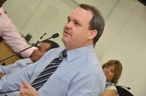 Após solicitações de moradores, Dr. Raul requer fiscalização adequada em Avenida movimentada