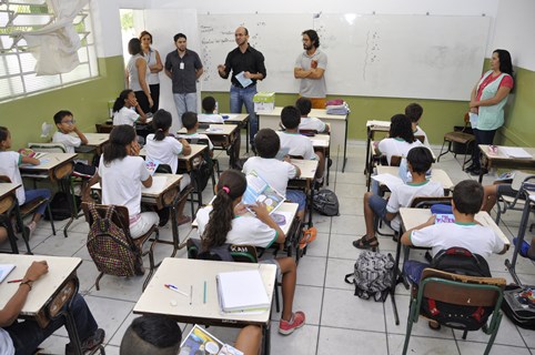 Alunos de escola do Parque Hipólito recebem com entusiasmo cartilhas da Câmara