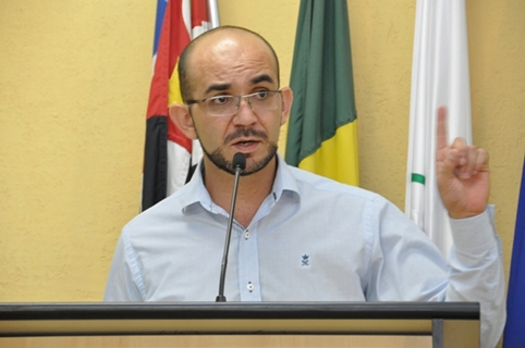 Prefeitura atende indicação e faz manutenção em passarela do Jardim Santa Catarina
