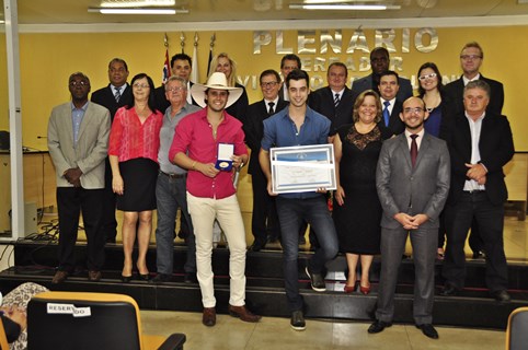 Eduardo e Rafael recebem, com emoção, medalha e diploma da Câmara