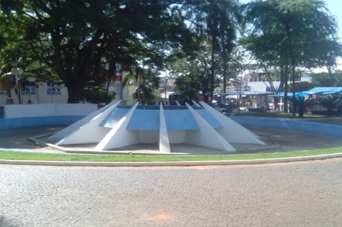 Farid questiona fonte desativada da Praça Luciano Esteves