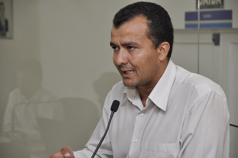 Dinho requer instalação de semáforo no bairro Cecap