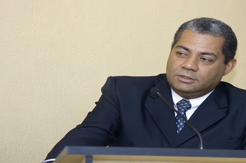 Jorge de Freitas solicita substituição de lâmpadas queimadas em frente à concessionária responsável pela iluminação pública da cidade