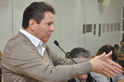 Dr. Júlio questiona o quadro de funcionários da Secretaria de Saúde