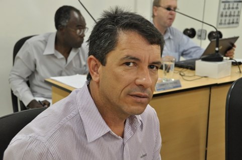 Prefeitura atende solicitação de Darci e limpa Praça do Adélia Cavicchia Grotta
