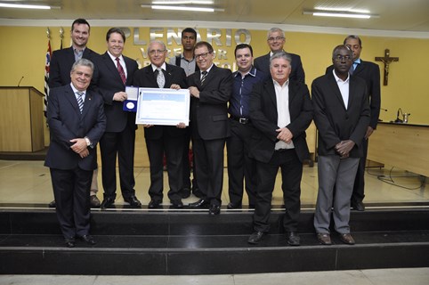 Diploma de Gratidão a Pasqual Satalino é entregue pela Câmara