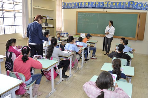 Escola Legislativa entrega mais 35 cartilhas Por Dentro da Câmara para escola do bairro do Tatu