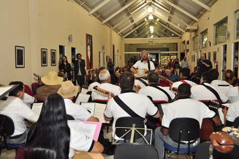 Orquestra de Violeiros se apresenta na Câmara