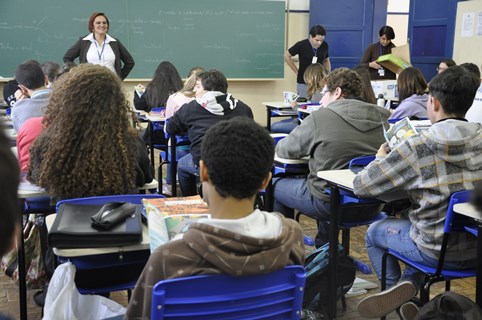 Cerca de 650 cartilhas Por Dentro da Câmara são distribuídas para escolas