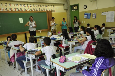 Por Dentro da Câmara: 150 cartilhas são entregues na escola Professor Arlindo de Salvo