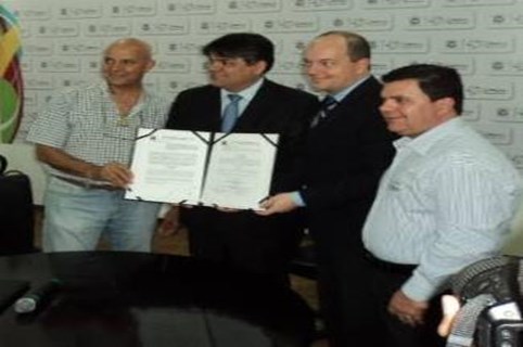 Vereador Nilton Santos participa da assinatura do convênio para implantação do Bom Prato