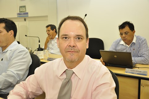 Dr. Raul solicita projeto de arborização em trecho da Via Jurandir Paixão