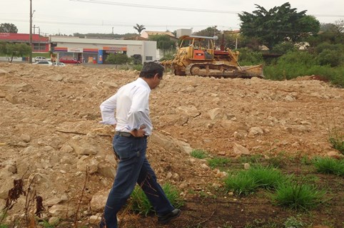Vereador fiscaliza realização de limpeza e terraplanagem no bairro Teixeira Marques