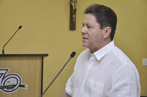 Dr. Júlio questiona multas por atraso no cumprimento de mandados judiciais para compra de medicamentos