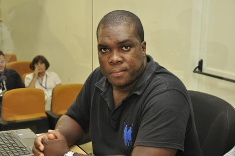 Jú Negrão critica demora de ações com melhorias na segurança em frente à Escola Estadual Professor William Silva