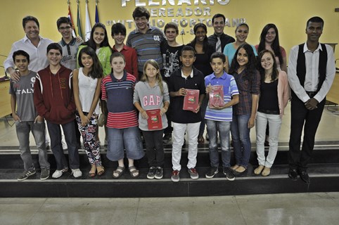Clima de despedida: Em última sessão dos vereadores juniores, agradecimentos e leitura das matérias protocoladas