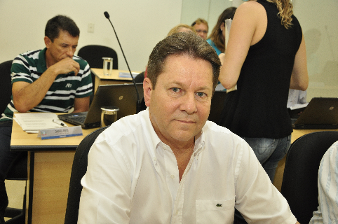 Dr. Júlio cobra informações sobre o funcionamento de tomógrafo
