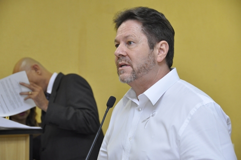 Dr. Júlio apresenta projeto de lei que cria Programa de Férias na educação infantil