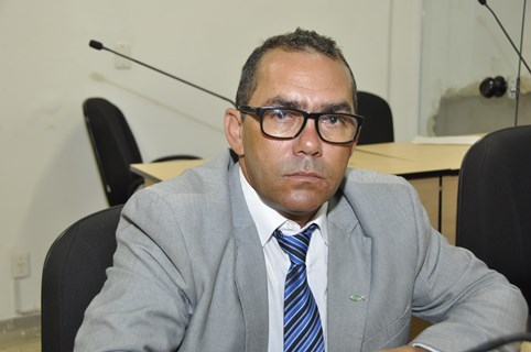 Para refletir sobre a importância da oração, Totó do Gás apresenta projeto que cria dia específico para essa finalidade