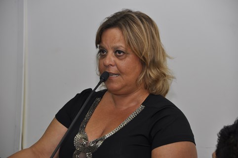 Prof.ª. Érika Monteiro busca detalhes referentes às obras da Emeief Major José Levy Sobrinho