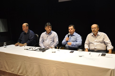 Nilton Santos participa de cerimônia para assinatura do Decreto 35/15