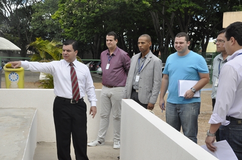 Nilton Santos vistoria obra de acessibilidade