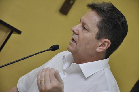 Dr. Júlio questiona falta de medicamentos na rede municipal de saúde