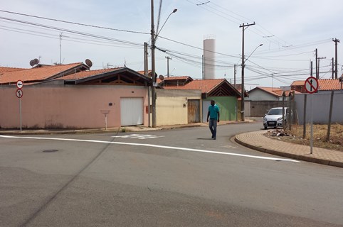 Após solicitação de Jú Negão, rua estreita do Residencial Fênix passa a ser mão única