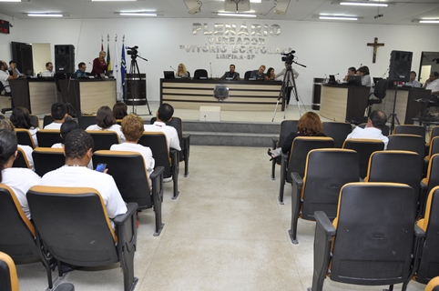 Vidro que separa Plenário de Auditório é retirado