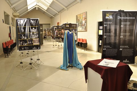 Exposição que celebra 25 anos da Via Sacra chega à Câmara