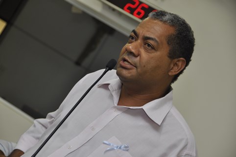 Jorge solicita troca de lâmpadas queimadas