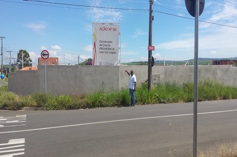 Jú Negão visita obra da creche no Residencial Village