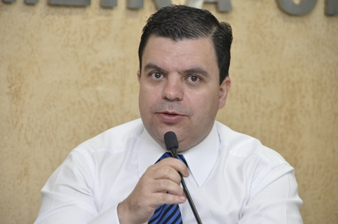 Nilton Santos propõe instalação de eliminadores de ar para hidrômetros