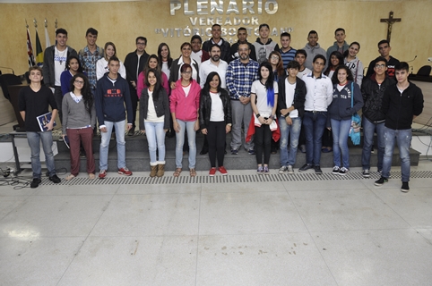 Estudantes participam do debate Brasil, brasis: a multiplicidade das manifestações de março e abril