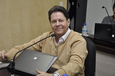 Dr. Júlio é autor de projeto que institui o Dia Municipal do Poeta