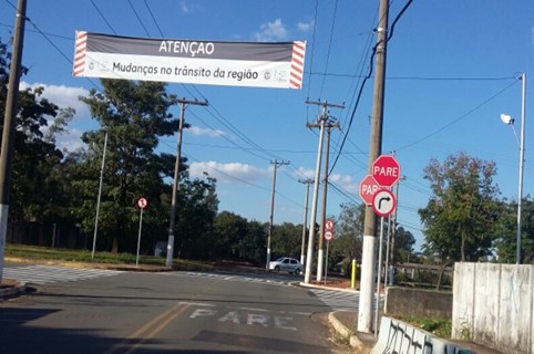 Trecho da Marginal Tatu recebe melhorias de sinalização de trânsito e vereador cobra instalação de iluminação pública