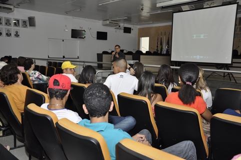 Estudantes e grupos da terceira idade assistem ao Cine Câmara