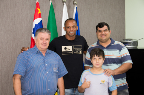 Zagueiro Carlão da Inter de Limeira visita Câmara Municipal