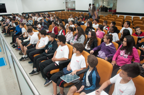 Alunos da escola Sesi 05 participam de palestra sobre cidadania