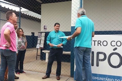 Helder do Táxi e secretário de Esporte visitam centros comunitários