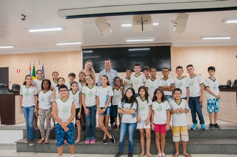 Turma do 5º ano do Ceief Professor Arlindo de Salvo visita Câmara