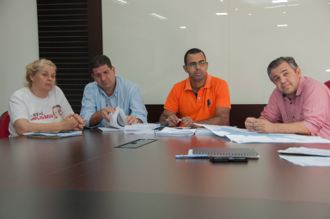 Comissão que estuda aumento na conta de água agenda ação na praça Toledo de Barros