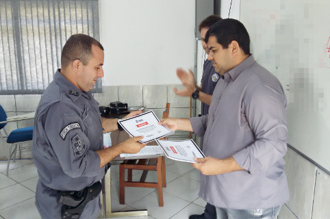 Clayton Silva presta homenagens a policiais da força tática