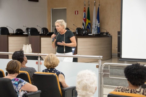 Vereadores da terceira idade assistem à palestra sobre violência contra idosos
