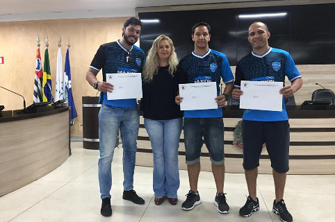 Lu Bogo faz entrega de Moção de Aplausos aos atletas da Maxion Wheels Limeira